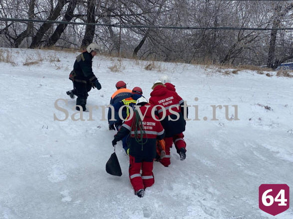 В Саратове прохожий упал с моста на поезд и загорелся