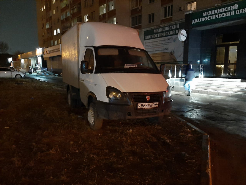Жители Энгельса просят наказать автохама за парковку на газоне