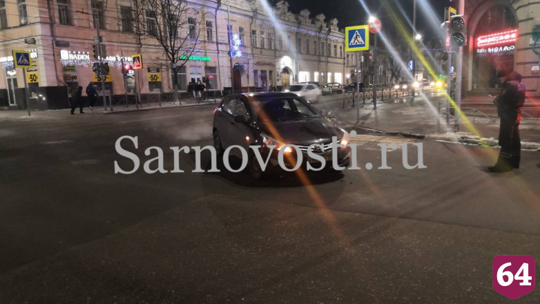 Водитель иномарки сбил пешеходов возле Театральной площади