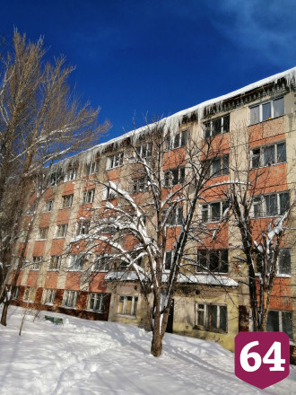 Горожане рассказали об огромных сосульках бесхозного дома
