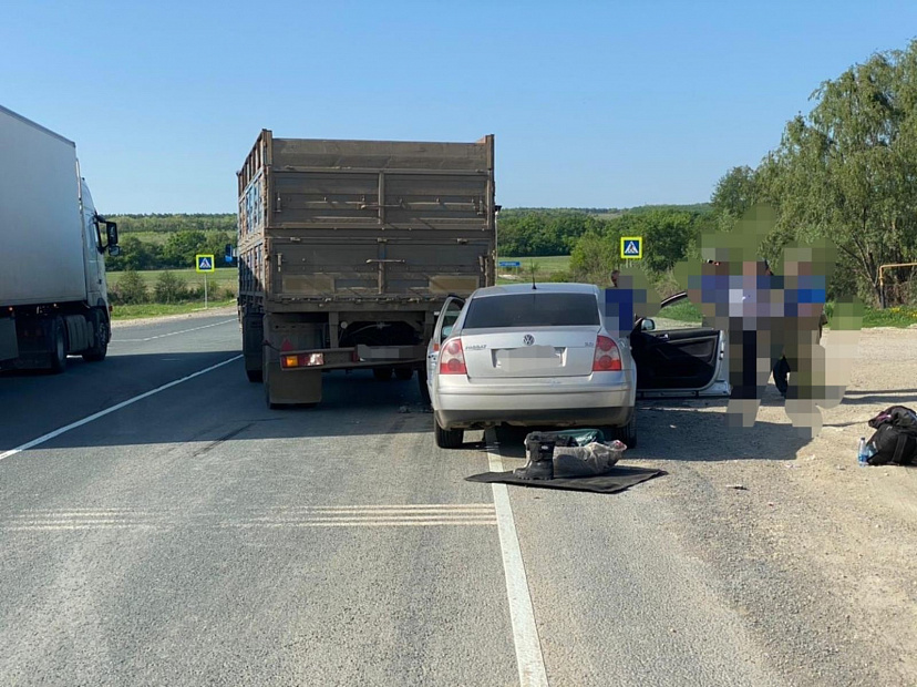 Водитель иномарки залетел под КамАЗ и покалечил пассажирку