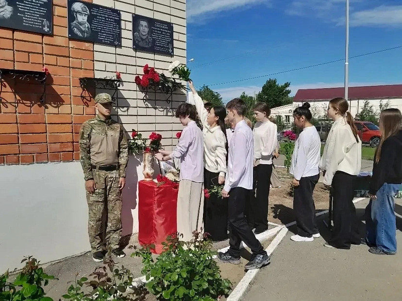 Саратовцы увековечили имя погибшего в спецоперации отца трех сыновей