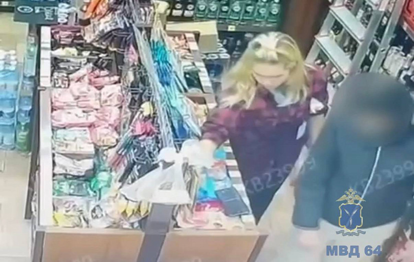 В Саратове женщина похитила телефон в алкомаркете и попала на видео