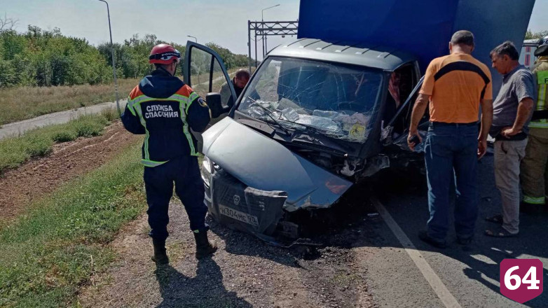 Четыре человека пострадали в ДТП с грузовиком под Саратовом