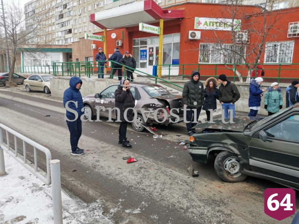 В массовой аварии с такси на Безымянной улице ранены 2 человека