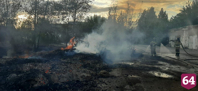 Под Саратовом крупный пожар уничтожил склад
