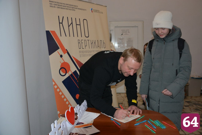 Популярный актер из Саратова во время спектакля сломал ребра