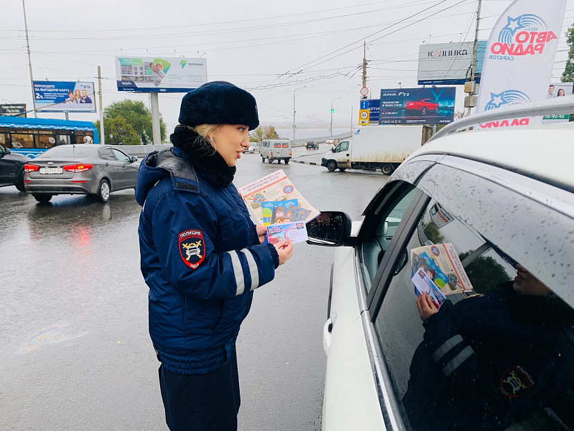В Саратове водители получили от полицейских подарки и наставления 