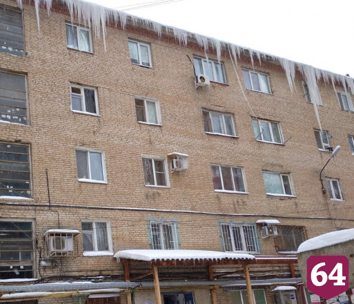 Дом без управляющей компании почистят от 3-метровых сосулек