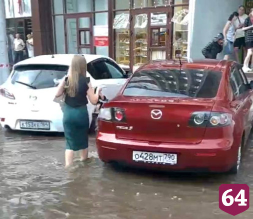 В Саратове после ливня автомобили «поплыли» по улицам