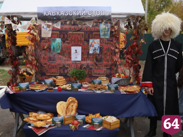 Саратовские студенты приготовили 70-метровый бутерброд 