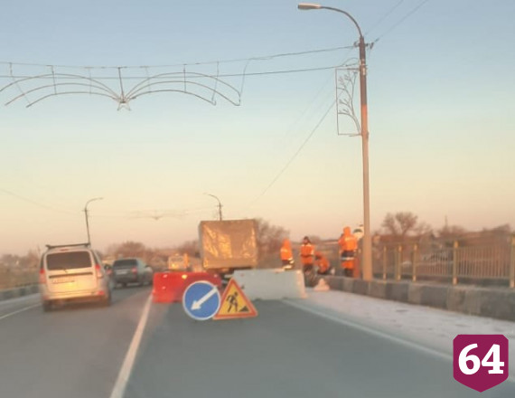 Саратовцев напугала трещина на автомобильном мосту