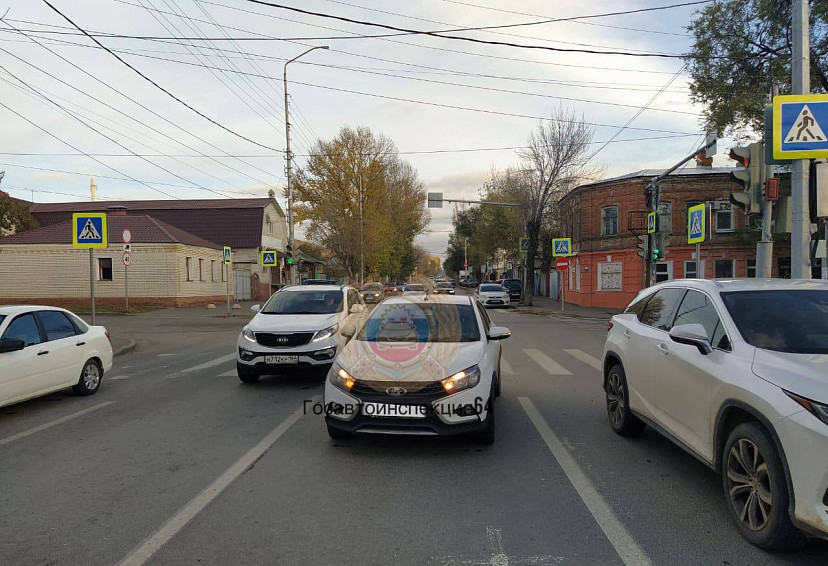 В Саратове «Веста» сбила мужчину на переходе