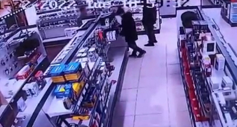 Кража беспроводной колонки из магазина в Саратове попала на видео