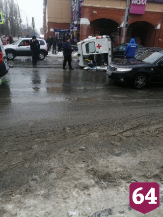 В центре Саратова перевернулась машина скорой помощи