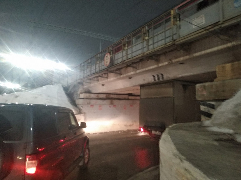 В Саратове под «мостом глупости» застрял очередной грузовик