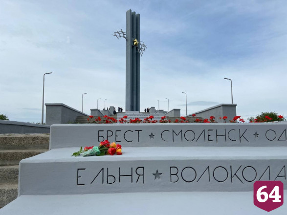 Губернатор возложил цветы к Вечному огню в парке Победы 