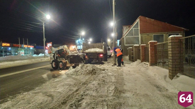 Снег в Саратове ночью убирали 225 единиц техники