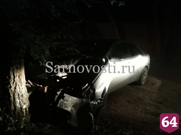В Саратове мужчина бросил иномарку под сбитой елкой