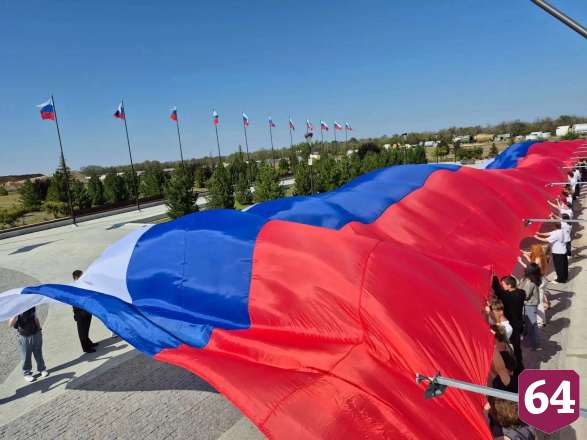 Саратовцы развернули 100-метровый триколор в Парке покорителей космоса