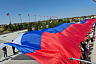 Саратовцы развернули 100-метровый триколор в Парке покорителей космоса