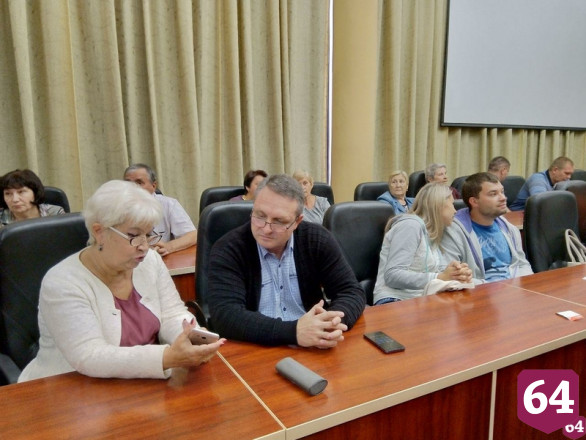 Саратовские дольщики рассказали о выросшем на месте их дома дереве 