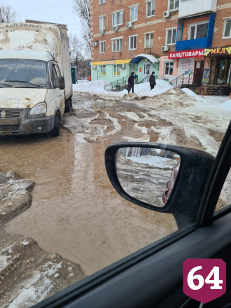 Жители Энгельса попросили привести в порядок дорогу «после бомбежки»