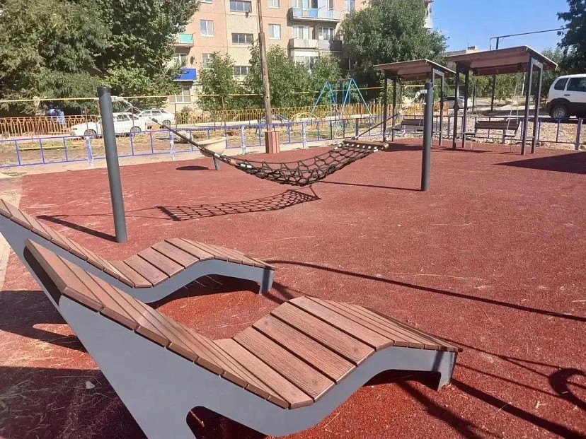 По инициативе жителей между многоэтажками сделали площадку с гамаком и батутом