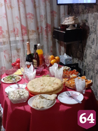 Жители Саратова показали новогодние столы