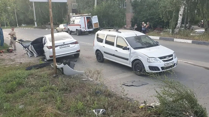 В Саратовской области водитель и пассажир «Лексуса» разбились в ДТП