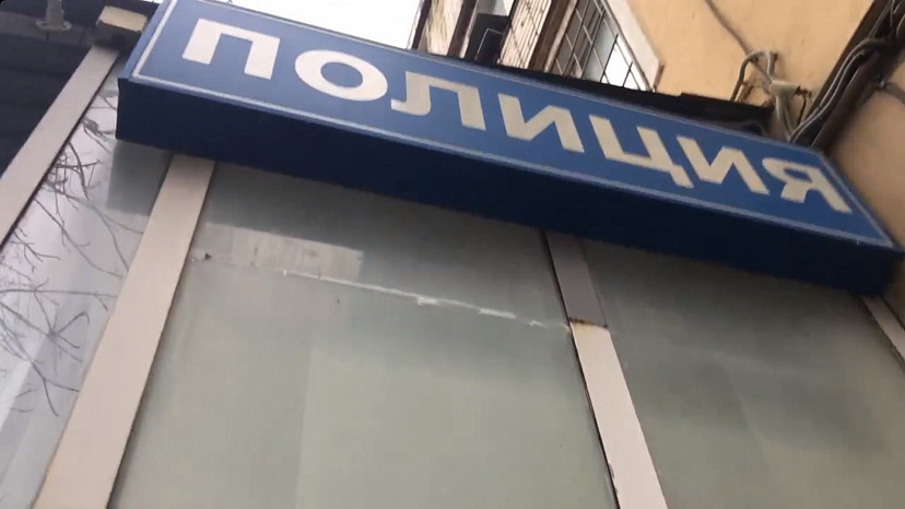 Женщина провела для незнакомца экскурсию по Саратову и лишилась телефона