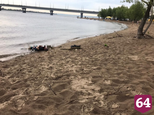 На пляже под саратовским мостом утонул молодой человек