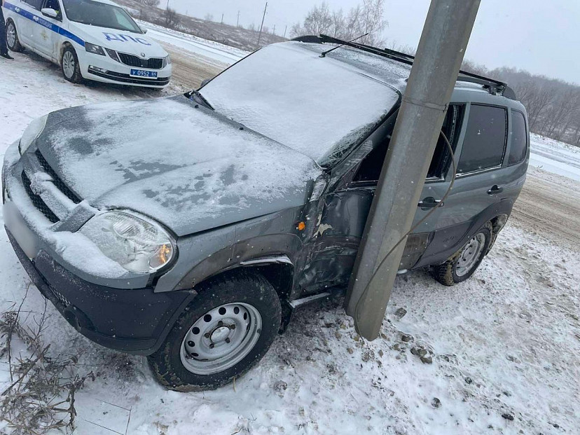 Пенсионер на «Ниве» протаранил столб и покалечил пассажирку
