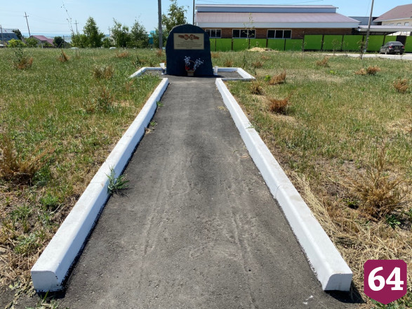 Памятный камень перенесли из дубового леса на площадь
