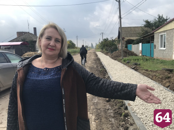 В поселке детей приучают ходить по новым тротуарам 
