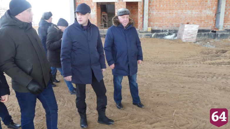 В Энгельсе смонтировали каркас будущего Ледового дворца