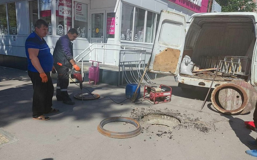 В Саратове женщина провалилась в открытый колодец на тротуаре