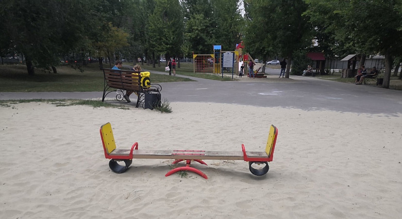 Жителей Саратова возмутила разруха в сквере Дружбы народов 