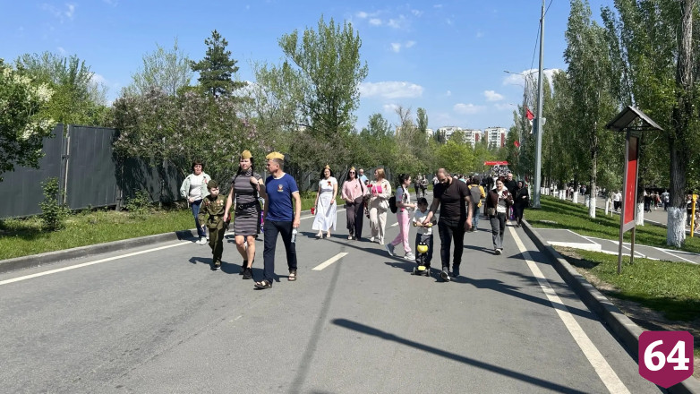 Тысячи саратовцев пришли в День Победы к мемориалу «Журавли» 