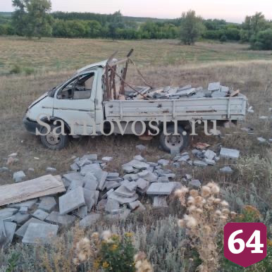Под Саратовом опрокинулся грузовик со стройматериалами