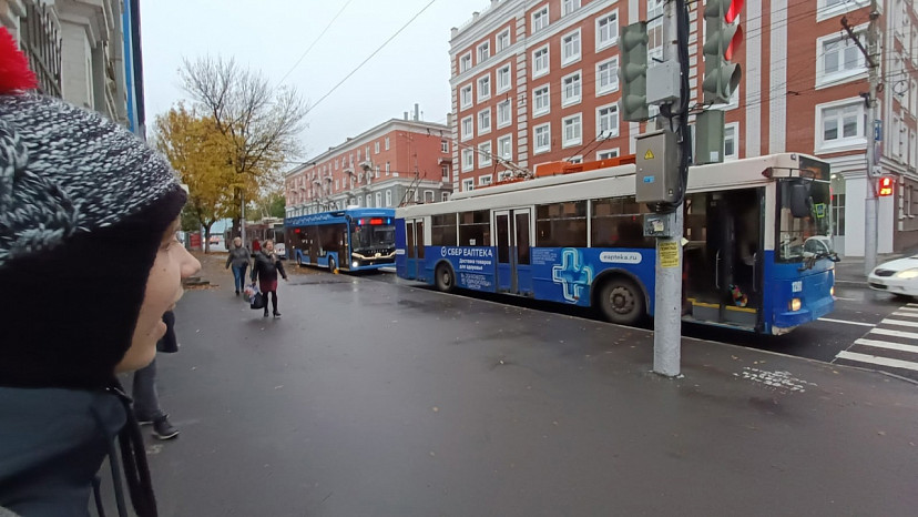 В центре Саратова перекрыли улицу и остановили троллейбусы 