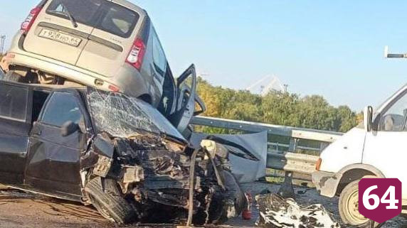В аварии на мосту под Саратовом пострадали журналисты