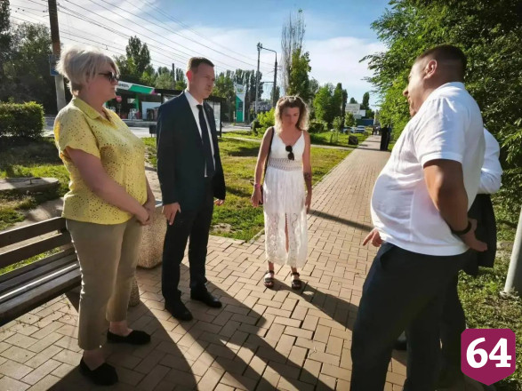 В Энгельсе проверили отремонтированные тротуары
