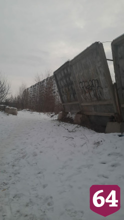 Саратовцы просят снести опасный заброшенный забор рядом со школой