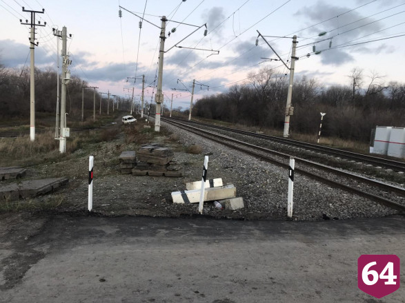 Под Саратовом локомотив на переезде сбил «Ниву»