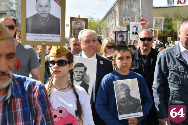 Саратовский губернатор с внуком прошел в колонне «Бессмертного полка» 