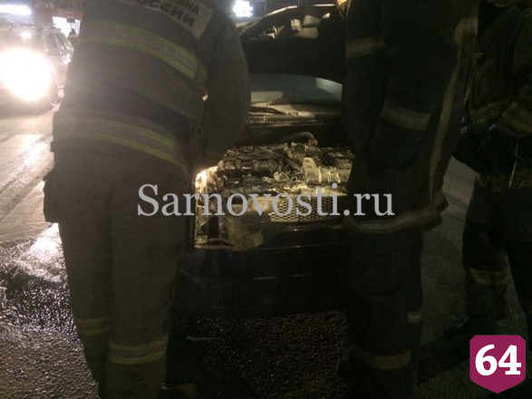 В Саратове легковушка протаранила грузовик и загорелась