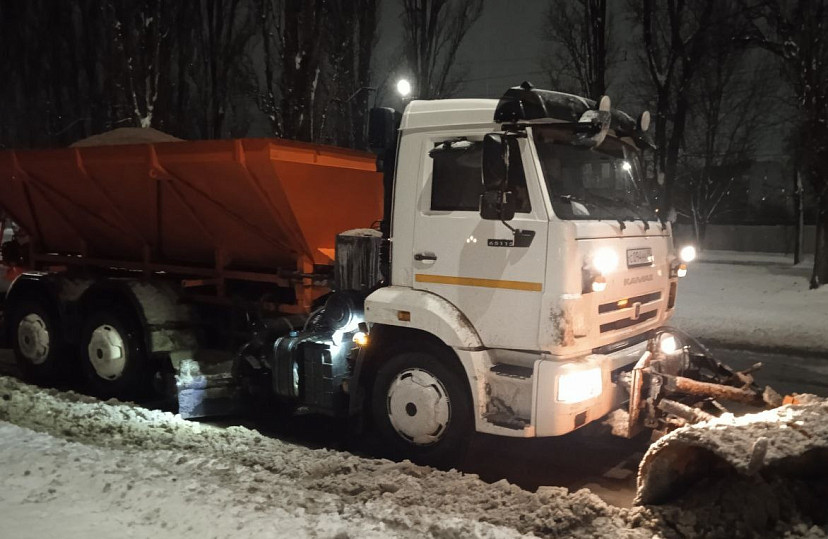 В Саратовской области снег на дорогах расчищали 2 сотни спецмашин