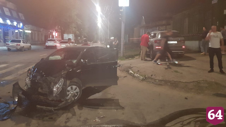 В центре Саратова кроссовер после ДТП выбросило на тротуар