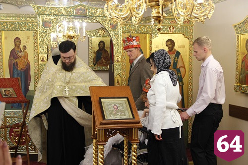 В Энгельсском доме-интернате обвенчали молодых супругов